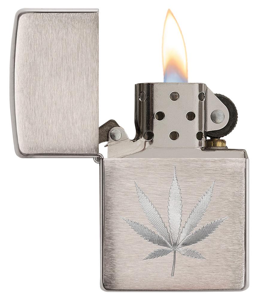 Zippo Feuerzeug chrom gebürstet Hanfblatt eingraviert geöffnet mit Flamme
