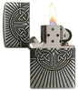 Zippo Feuerzeug Frontansicht Armor® Antiksilber geöffnet und angezündet mit tiefer Gravur von einem Kreuz mit Heiligenschein