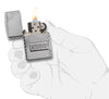 Zippo Feuerzeug mit tief eingravierten Linien und Zippo Logo geöffnet mit Flamme in stilisierter Hand