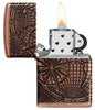 Frontansicht Zippo Feuerzeug Armor Antique Copper Multi Cut mit Weltkarte eingraviert geöffnet mit Flamme