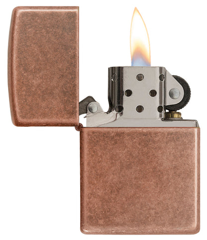 Zippo Feuerzeug Frontansicht aus Messing geöffnet und angezündet in antiker Kupfer Optik als Basismodell