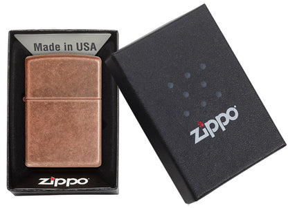 Zippo Feuerzeug Frontansicht aus Messing in antiker Kupfer Optik als Basismodell in offener Box