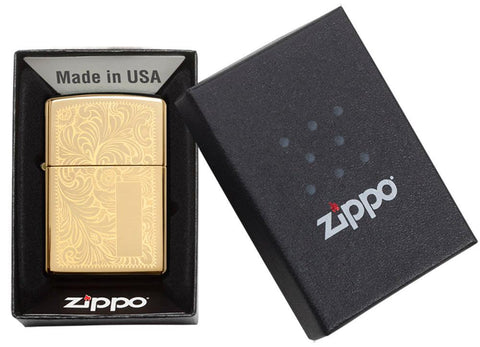 Frontansicht Zippo Feuerzeug High Polish Brass mit venezianischem Design und Initialplatte in geöffneter Verpackung