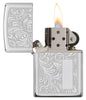 Frontansicht Zippo Feuerzeug High Polish Chrome mit venezianischem Design und Initialplatte geöffnet mit Flamme
