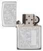 Frontansicht Zippo Feuerzeug High Polish Chrome mit venezianischem Design und Initialplatte geöffnet