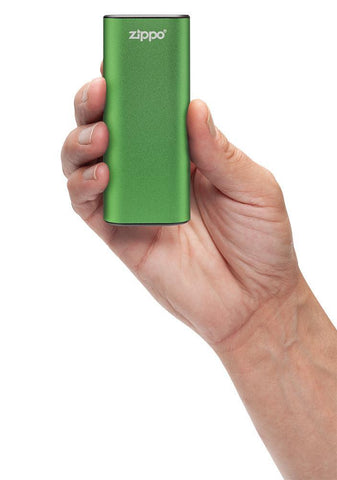 Zippo grüne HeatBank® 6s wiederaufladbarer Handwärmer mit USB-Ladefunktion in stilisierter Hand