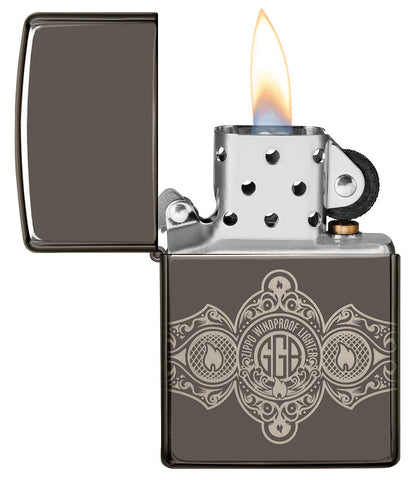 Zippo Feuerzeug Frontansicht Black Ice® geöffnet und angezündet mit 360° Gravur von Zippo Flammen und Logo in Zigarrenband Design