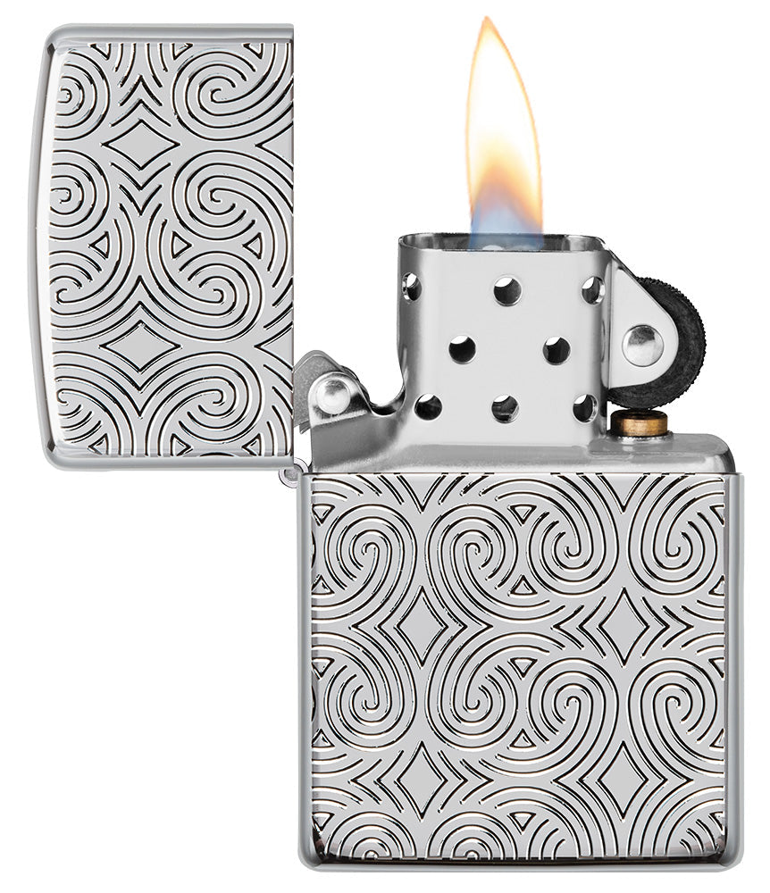 Zippo Feuerzeug Frontansicht Armor® hochglanzverchromt geöffnet und angezündet mit tief eingravierten Linien