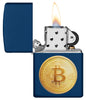 Zippo Feuerzeug Frontansicht geöffnet und angezündet in marineblau mit texturierter Abbildung von einem Bitcoin