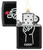 Zippo Feuerzeug Frontansicht schwarz matt geöffnet und angezündet mit Abbildung von Zippo Feuerzeug in einer Hand und Zippo Logo