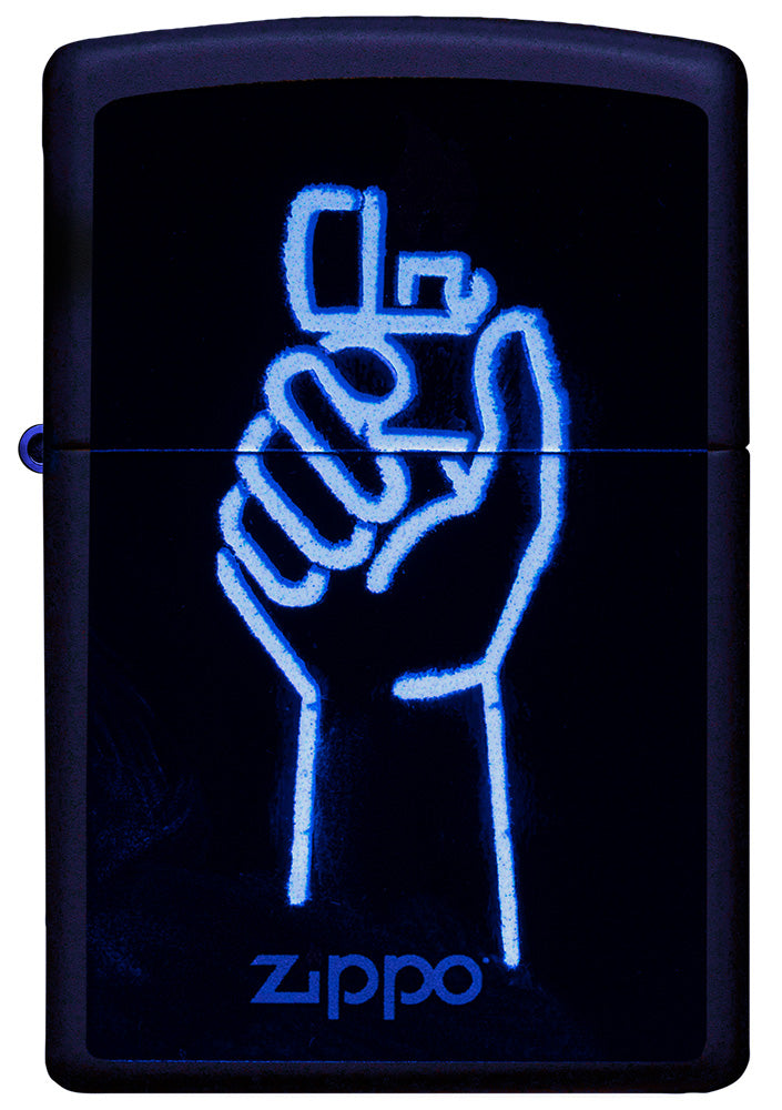 Zippo Feuerzeug Nachtansicht ¾ Winkel schwarz matt mit im dunkel leuchtender Abbildung von Zippo Feuerzeug in einer Hand und Zippo Logo