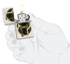 Zippo Feuerzeug Frontansicht geöffnet und angezündet in weißer Mercury Glass Optik mit schwarz gold marmorierter Form in der Mitte umschlungen von einer weißen und einer schwarzen Linie in stilisierter Hand