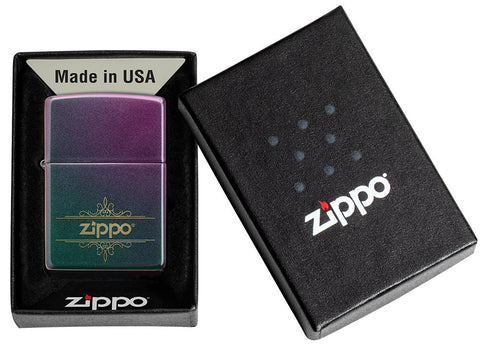 Zippo Feuerzeug Frontansicht Iridescent Matte geöffnet und angezündet in grün blau lila mit verschnörkeltem Zippo Logo in offener Geschenkverpackung