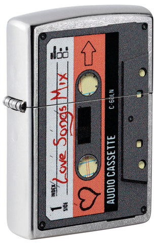 Zippo Feuerzeug Frontansicht ¾ Winkel Kassetten Mixtape mit Aufschrift Love Songs Mix und Herz