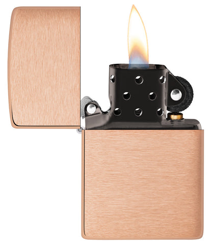  Zippo Feuerzeug Basismodell aus gebürstetem massivem Kupfer und schwarzem Einsatz geöffnet mit Flamme