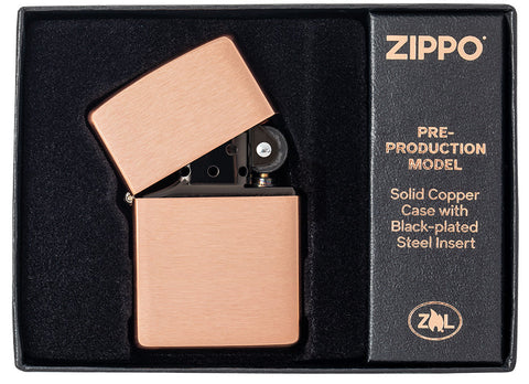 Zippo Feuerzeug Basismodell aus gebürstetem massivem Kupfer und schwarzem Einsatz in offener Box