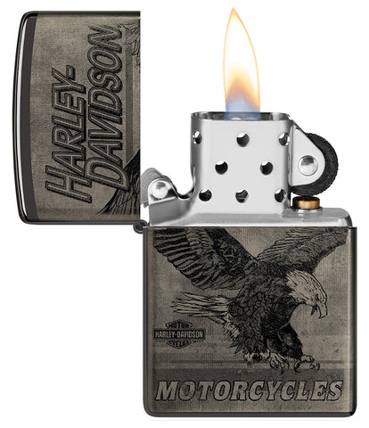 Zippo Feuerzeug Hochglanz Schwarz Harley Davidson Fotodruck mit Adler und Logo im Vintagestil geöffnet mit Flamme