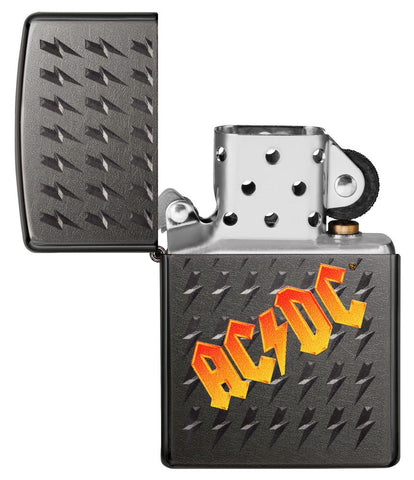 Zippo Feuerzeug Black Ice Frontansicht geöffnet mit AC/DC® Logo in orange und kleinen gravierten Blitzen auf schwarzem Hintergrund