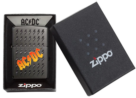 Zippo Feuerzeug Black Ice Frontansicht mit AC/DC® Logo in orange und kleinen gravierten Blitzen auf schwarzem Hintergrund in offener Verpackung