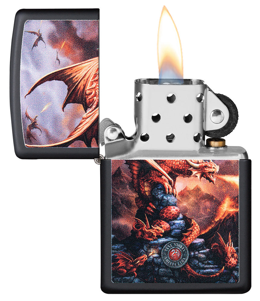 Zippo Feuerzeug Frontansicht schwarz matt geöffnet und angezündet mit Bild von feuerspeienden Drachen