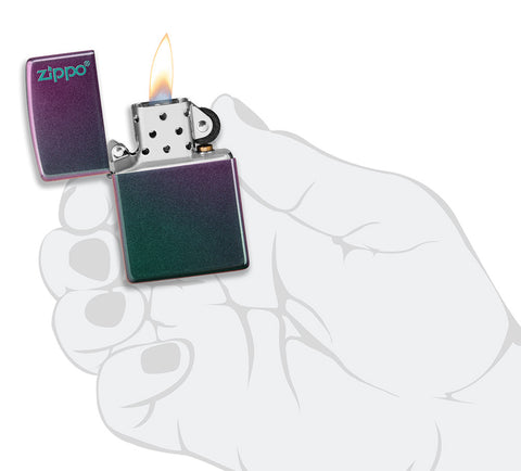 Zippo Feuerzeug Iridescent violett grün mit Zippo Logo geöffnet mit Flamme in stilisierter Hand
