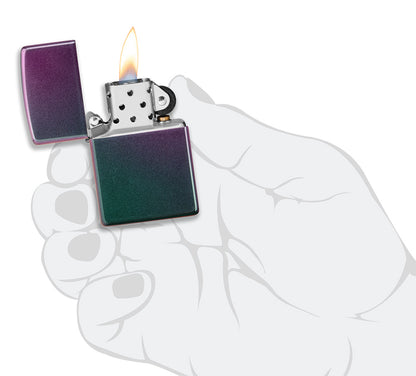 Zippo Feuerzeug Iridescent violett grün geöffnet mit Flamme in stilisierter Hand