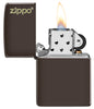 Zippo Feuerzeug Frontansicht braun matt Basismodell geöffnet und angezündet mit Zippo Logo