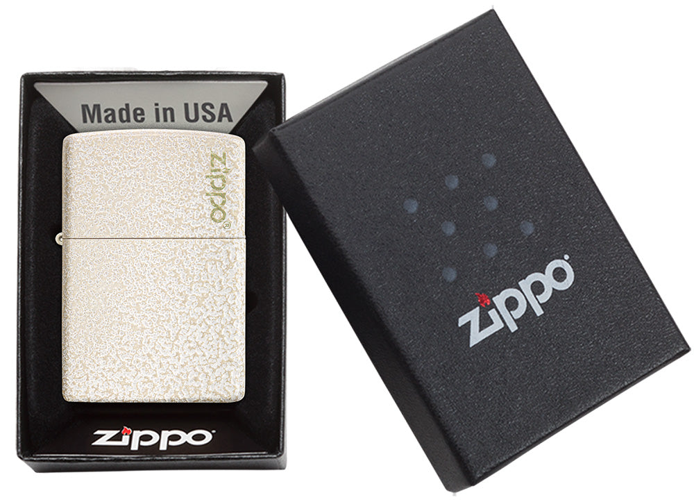 Zippo Feuerzeug Mercury Glass weiß gold gesprenkelt mit Zippo Logo in geöffneter Geschenkverpackung