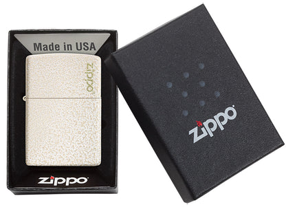 Zippo Feuerzeug Mercury Glass weiß gold gesprenkelt mit Zippo Logo in geöffneter Geschenkverpackung