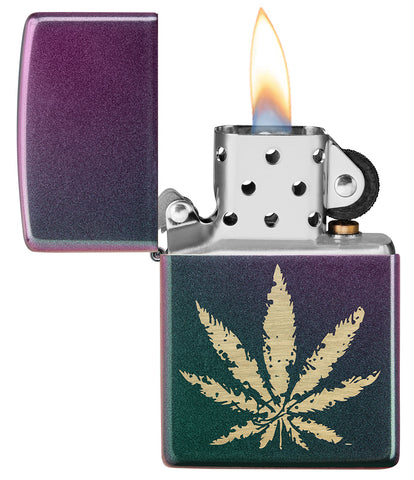 Zippo Feuerzeug Frontansicht geöffnet und angezündet in türkis und lila Irisierend mit Hanfblatt Lasergravur