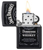 Frontansicht Zippo Feuerzeug schwarz matt mit Jack Daniel's Logo geöffnet mit Flamme 