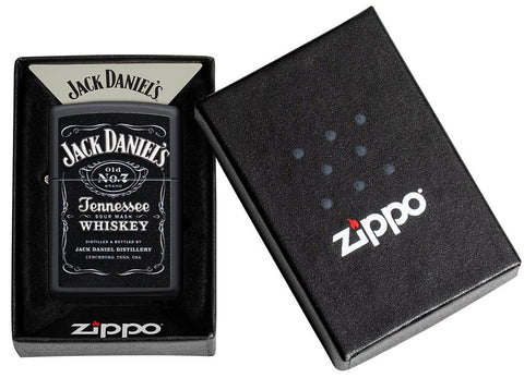 Frontansicht Zippo Feuerzeug schwarz matt mit Jack Daniel's Logo in geöffneter Geschenkverpackung