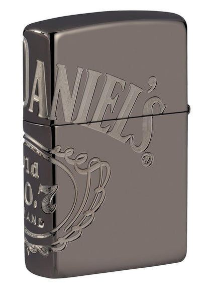 Rückseite 3/4 Winkel Zippo Feuerzeug grau glänzend mit Jack Daniel's Logo über drei Seiten
