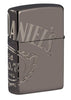 Rückseite 3/4 Winkel Zippo Feuerzeug grau glänzend mit Jack Daniel's Logo über drei Seiten