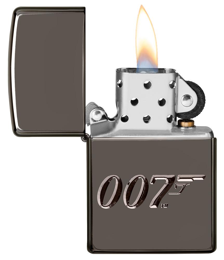 Frontansicht Zippo Feuerzeug grau glänzend 007 geöffnet mit Flamme