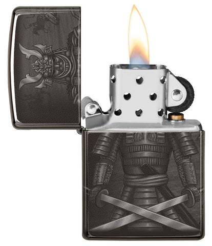 Frontansicht Zippo Feuerzeug Schwarz glänzend mit Krieger der Samurai mit gekreuzten Schwertern geöffnet mit Flamme