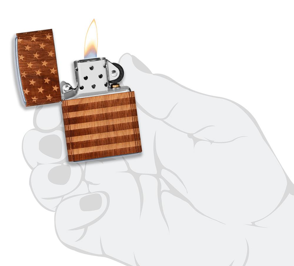 Zippo Feuerzeug chrom Woodchuck american Flag 360° geöffnet mit Flamme in stilisierter Hand
