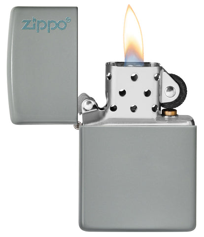 Zippo Feuerzeug Flat Grey Basismodell mattgrau mit Zippo Logo geöffnet mit Flamme