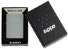 Zippo Feuerzeug Flat Grey Basismodell mattgrau mit Zippo Logo in offener Geschenkbox