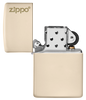 Briquet Zippo vue de face du briquet tempête Zippo Flat Sand avec logo éteint, sans flamme