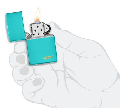 Briquet tempête Zippo Flat Turquoise avec logo dans une main pour représenter la taille du briquet