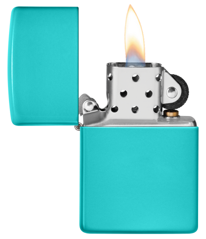 Briquet Zippo vue de face du briquet tempête Zippo Flat Turquoise ouvert, avec flamme
