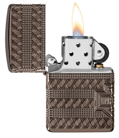 Zippo COTY 2021 Feuerzeug Harley-Davidson® 360 Grad tiefe Gravur Black Ice geöffnet mit Flamme