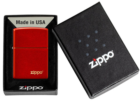 Zippo Feuerzeug Frontansicht Basismodell Metallic Rot mit eingraviertem Zippo Logo in geöffneter Verpackung