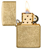 Zippo Feuerzeug Basismodell getrommeltes Messing geöffnet mit Flamme