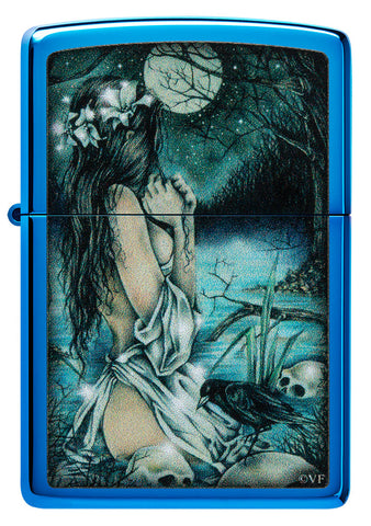 Zippo Feuerzeug Frontansicht hochglanzblau in mystischer Szenerie mit leichtbekleideter Dame am See umgeben von Schädeln sowie Krähen