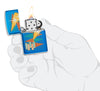 Zippo Feuerzeug hochglanzblau im Retrostil mit vielen bunten Dreiecken sowie Logo geöffnet mit Flamme in stilisierter Hand