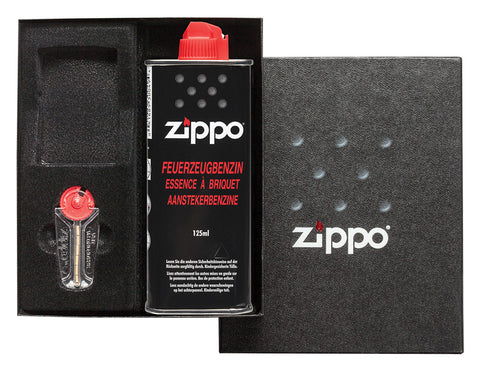 Frontansicht Zippo Geschenkset Feuerzeugbenzin und Flints in offener Geschenkbox