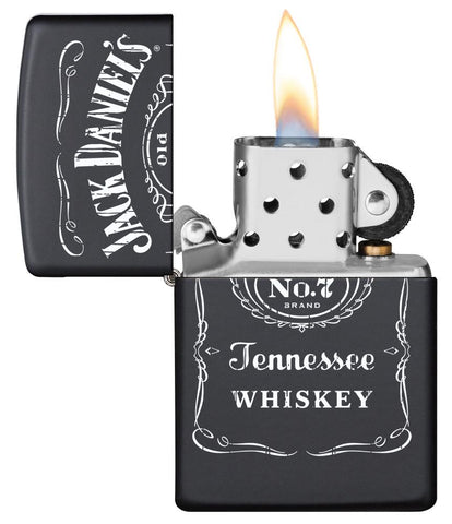 Zippo Feuerzeug schwarz mit weißem Jack Daniel's Logo geöffnet mit Flamme