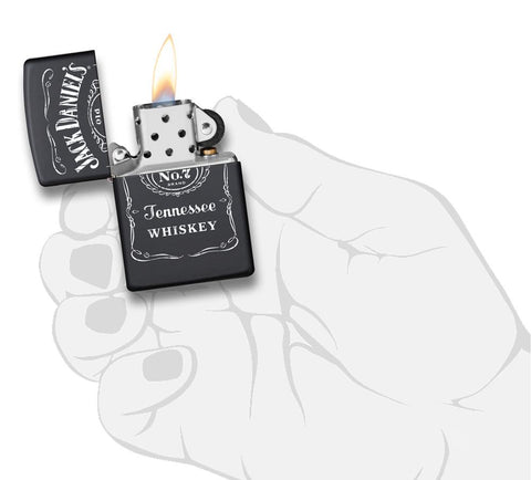 Zippo Feuerzeug schwarz mit weißem Jack Daniel's Logo geöffnet mit Flamme in stilisierter Hand